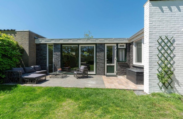 Tastefully furnished bungalow within walking distance of the beach, free Wi-Fi, pets welcome, enclosed garden