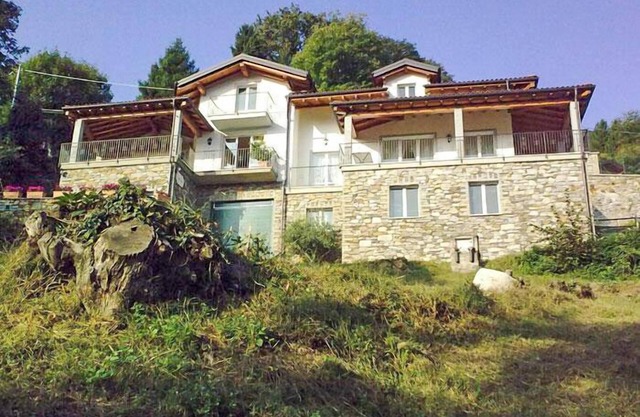 Tastefully furnished 2-room apartment with large balcony and garden
