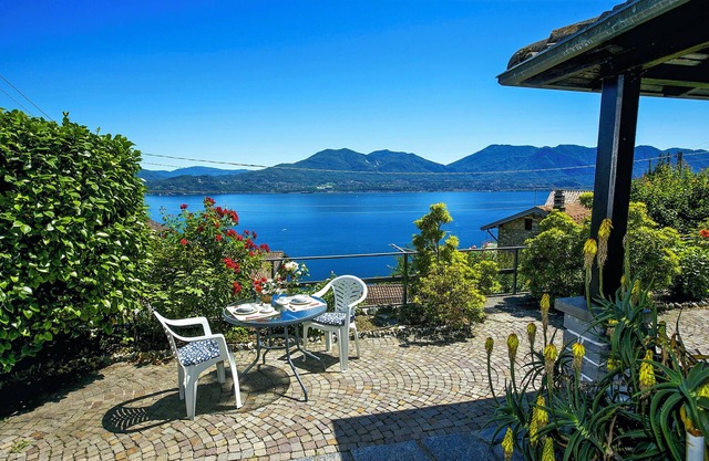 Tastefully furnished 2-room apartment with terrace and Kiwi Pergola