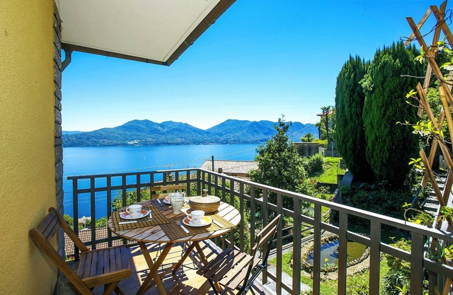 Tastefully furnished 3-room apartment with terrace and kiwi pergola