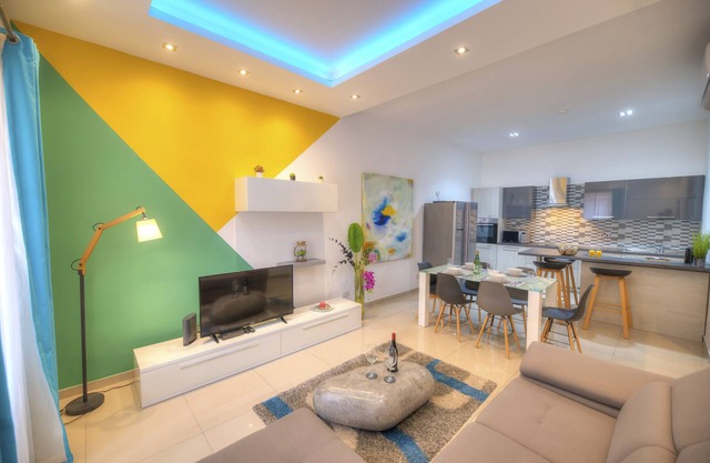 Tastefully furnished 3beds/3baths, 2balconies WVID1