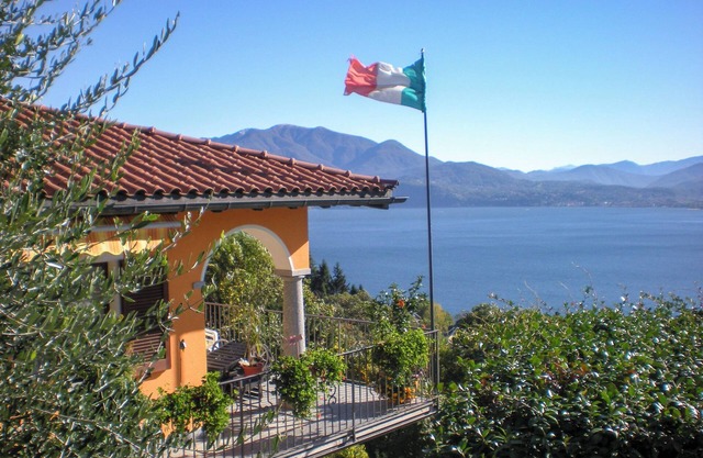 Tastefully furnished 4-room apartment in quiet and sunny panoramic position