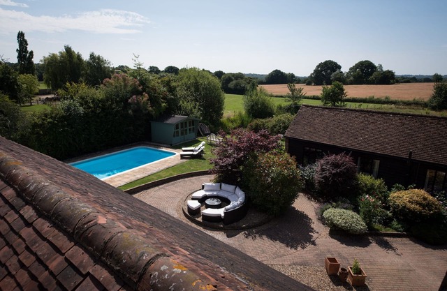 Tastefully Renovated Countryside Cottage with Swimming Pool near Tenterden