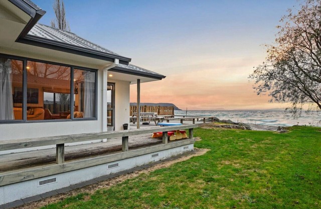 Taupo Beachfront Escape 12min to Town | Free Wifi