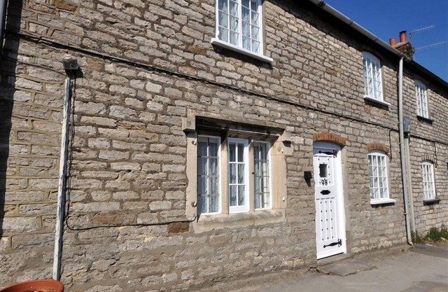 TAVERN WAY, pet friendly, with a garden in Corfe Castle