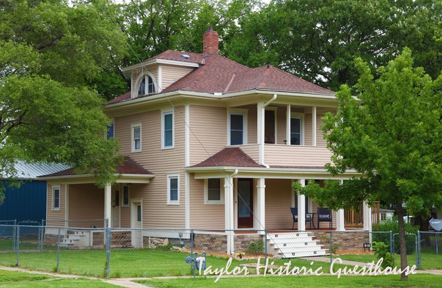 Taylor Historic Guesthouse - Cottonwood Falls: Escape to a piece of history !