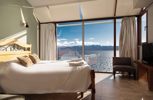 TD3 - Amazing 2-Level 3 Bedroom Apartment - Balcony and Lake Views