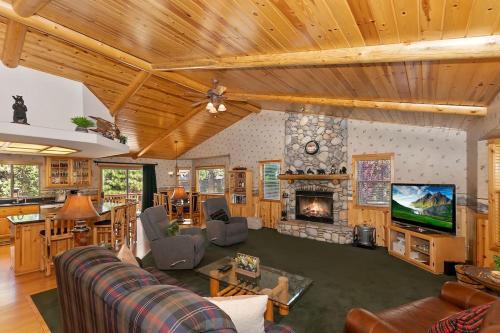 Teakwood Cozy Wood Cabin with Fireplace