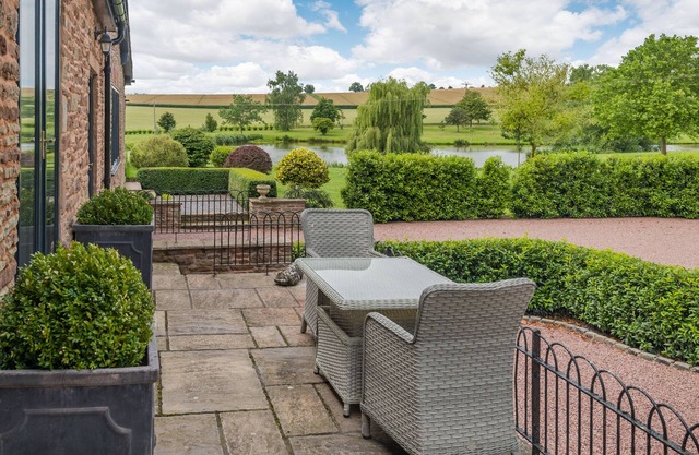 TEAL BARN ANNEXE, pet friendly, with a garden in St Weonards