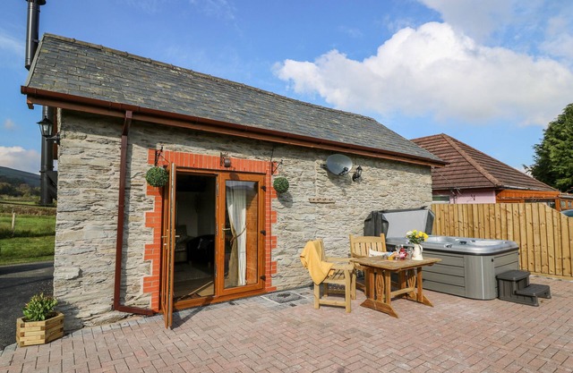 TEGFAN BARN, romantic, character holiday cottage in Rhayader