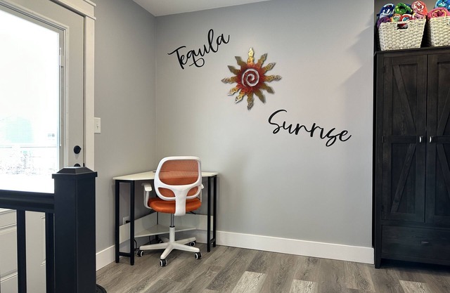 Tequila Sunrise-Spacious Home on Lake Erie Near Port Clinton, Beaches, Game Room
