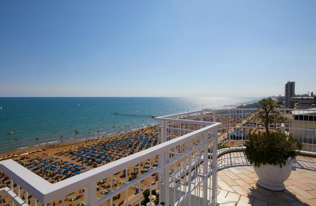 Termini Beach Hotel & Suites