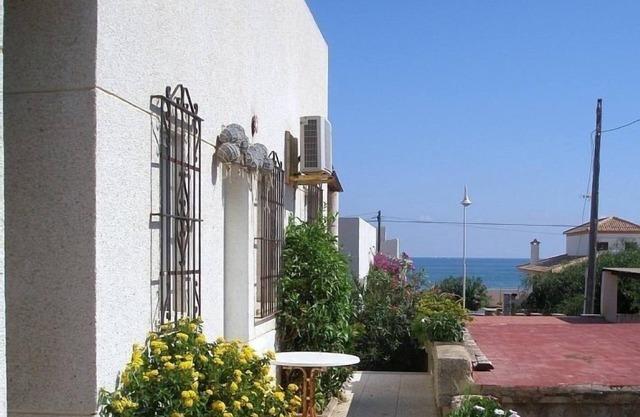 Terrace bungalow, sleeps 4-5, 50 m from the sandy beach & close to the centre