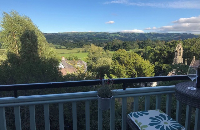 TERRACE VIEW, family friendly in Llanrwst