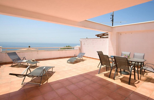 Terraced house with a beautiful terrace and a wide view of the sea.