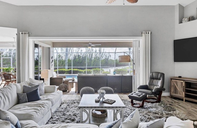 🥇 Terrific 3bd villa overlooking canal (CH949)