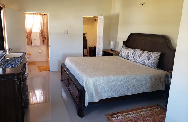 This is a three bedrooms three bathrooms house that is fully furnihsed