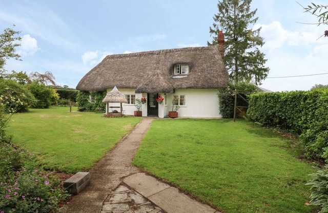 THATCH COTTAGE, pet friendly, with open fire in Buckland Newton