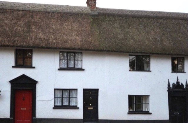 Thatched Cottage, beautiful village 5 minutes from beach