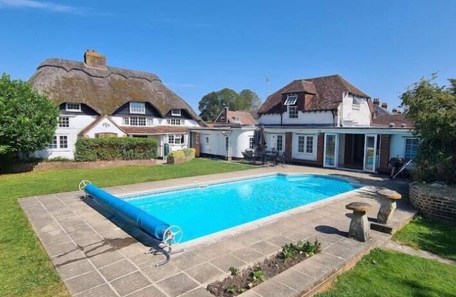 Thatched Cottage with Secure Garden, Dog & Family Friendly!