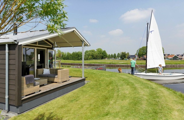 Thatched water villa with microwave, in the Sneekermeer area