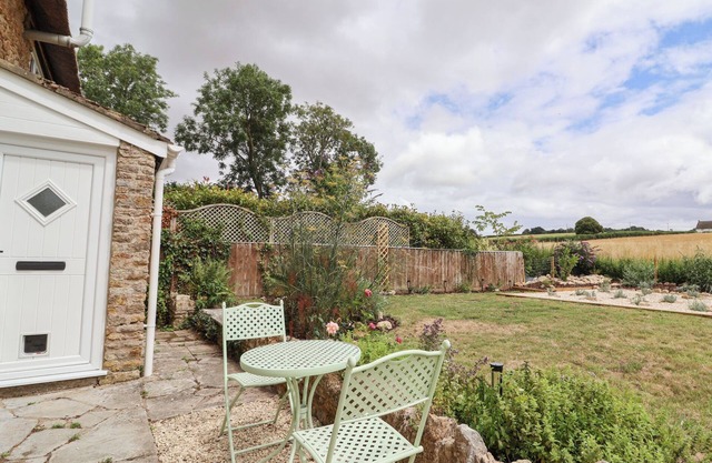THATCHERS END, character holiday cottage, with a garden in Sherborne