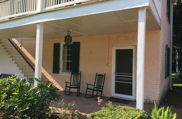 The 1853 Billiard Room Suite at Lansdowne 10 minutes from downtown!