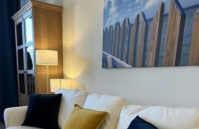 The 2-room apartment is bright and lovingly furnished. It is located in our apartment house Haldesdorfer Straße and is 60 m2 big.
