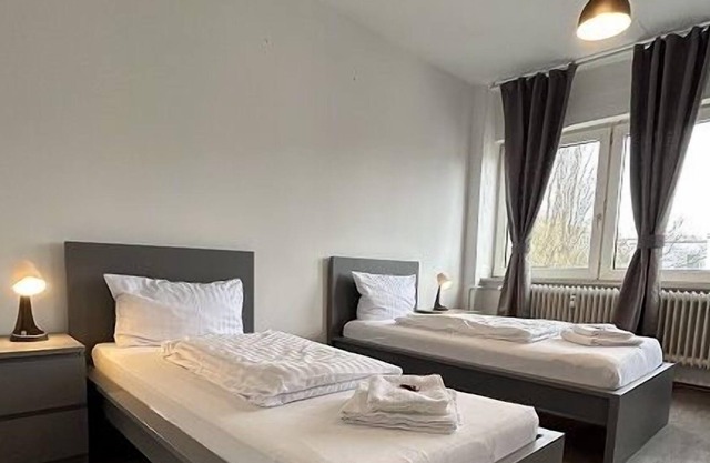 The 35 m2 large guest room no. 11 in our apartment house Haldesdorfer Straße is equipped with a sofa bed, 2 single beds and a wardrobe.