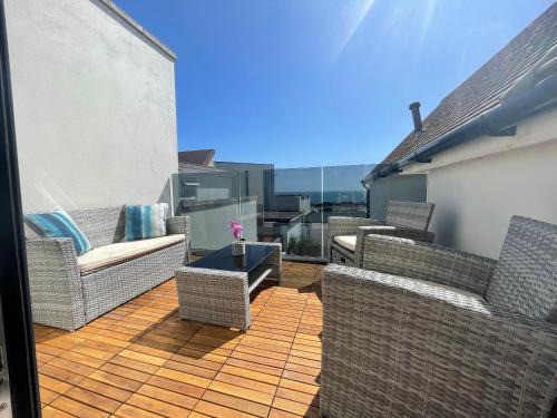 The Alice Apartment - by Coastline Retreats - Stunning Balcony Apartment with Sea Views - Alice in Wonderland Themed Secret Room - Luxury Copper Bath in Master Bedroom