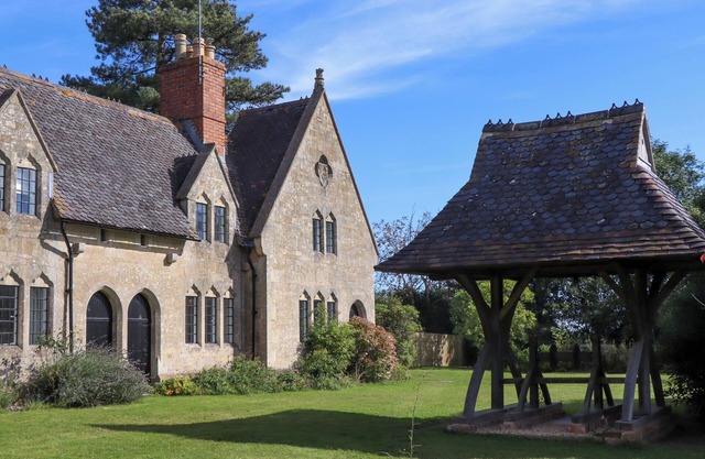 THE ALMS HOUSE EAST, pet friendly, with open fire in Tewkesbury
