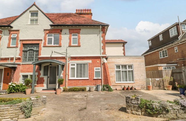 THE ANCHORAGE, pet friendly, character holiday cottage in Bournemouth