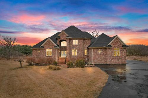 The Ann Arbor Estate - 5BR Home with Theater & Deck