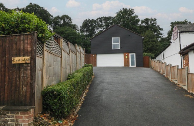 THE ANNEX, pet friendly, character holiday cottage in Huntley