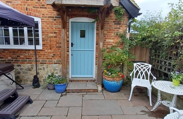 The Annexe -Studio apartment with hot tub in a rural location nr to Leeds Castle