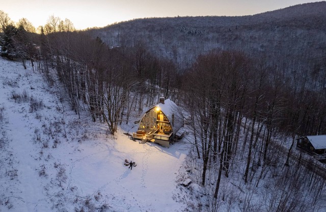 "The Arched Chalet" Stunning Green Mountain views close to Killington and Okemo