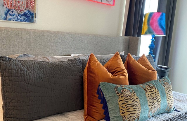 The Art House - a Stylish/Artsy Tri-Level Luxury Townhouse on Lake Hamilton!