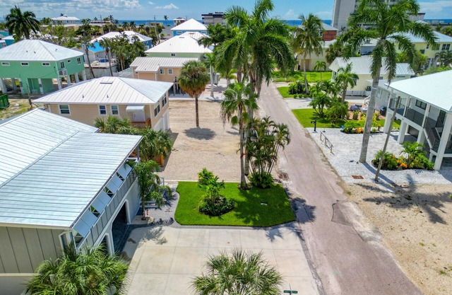 The Austin Pearl - 4 BR 4 Bath Beach House, Private Heated Pool, Free Fiat.