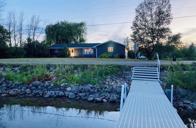The AuTrain Lake House, Newly renovated home on Autrain Lake near Pictured Rocks