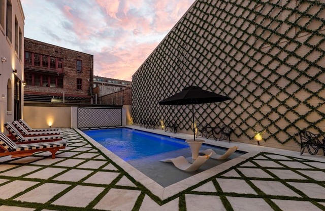 The Avenue All King Beds Heated Pool