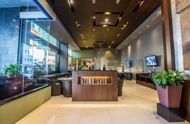 The B Hotel