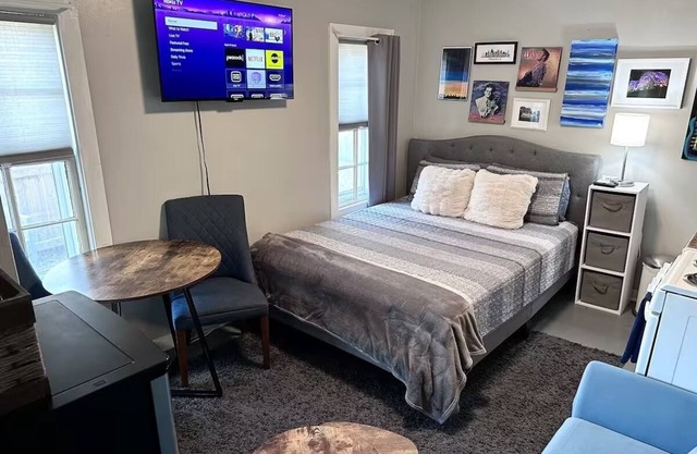 The Back House - Midtown Memphis Guest House with Private Entrance & Backyard