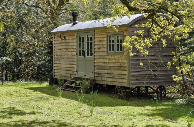 The Bakers Hut - a lodge/cabin that sleeps 2 guests in 1 bedroom