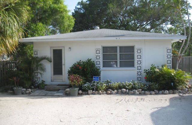 The Ballyhoo on Bean Point, 200 feet to a beautiful bayside beach and views!