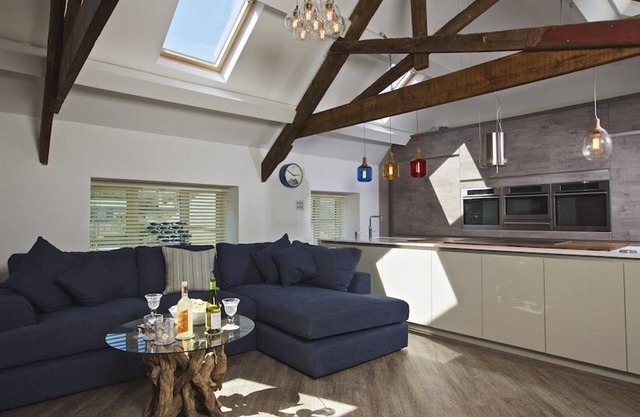 THE BARN, 20 AT THE BEACH, family friendly in Torcross