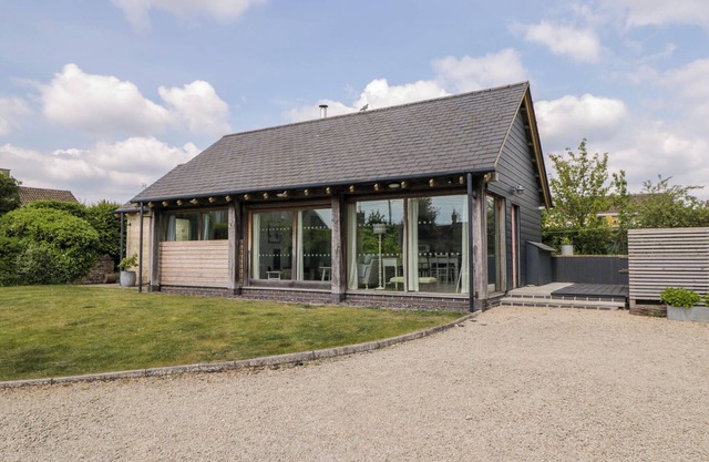 THE BARN AT DAUBENEYS, pet friendly, with open fire in Colerne