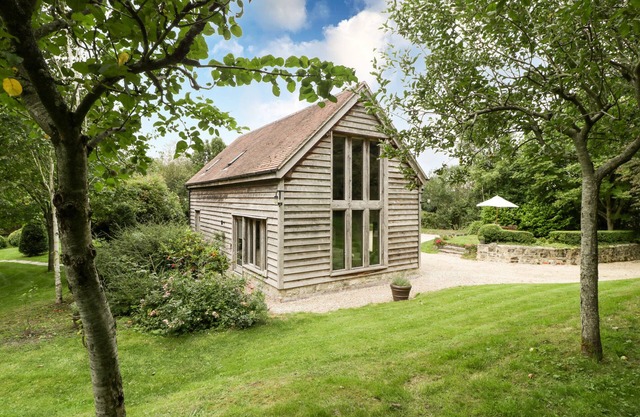 THE BARN AT FROG POND FARM, with a garden in Tisbury, Near Bath