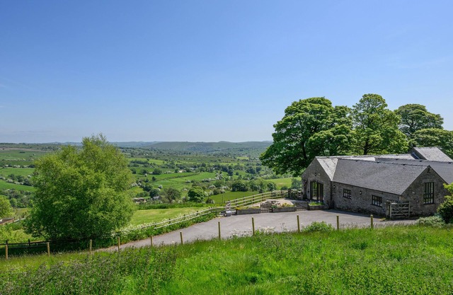 THE BARN AT HILL HOUSE, pet friendly, with a garden in Leek