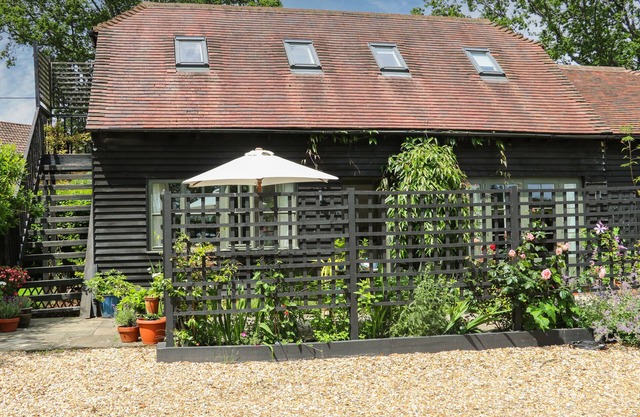 THE BARN AT SANDHOLE COTTAGE, pet friendly in Royal Tunbridge Wells