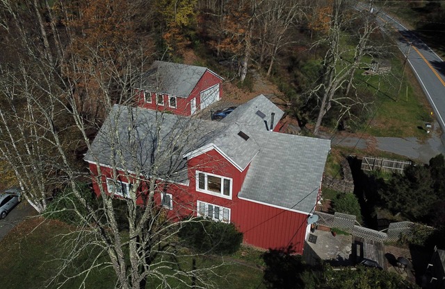The Barn Loft. Streamside living in a spacious and tastefully renovated barn